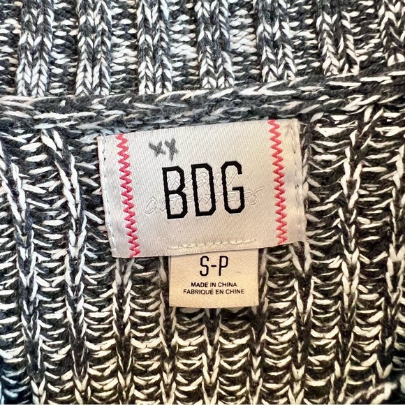 BDG Distressed Knit V Neck Sweater Heavyweight Gray Casual Women’s Size Small - Picture 3 of 12